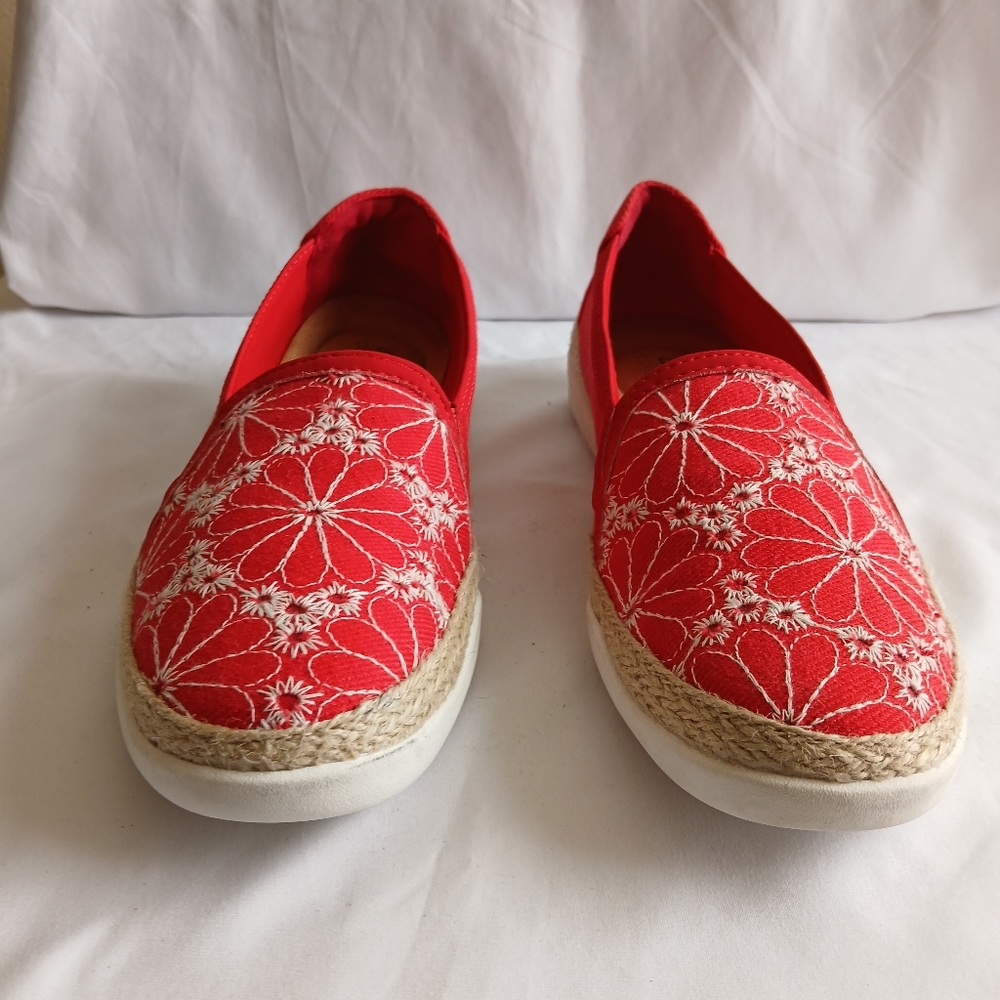 Clarks Collection Ultimate Comfort Floral Embroidered Loafers Size 7.5M